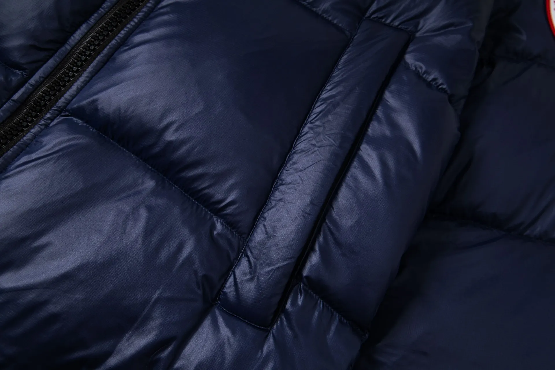 P790 model number: G122 Canada Goose's new Crofton series of lightweight couple's hooded down jacket 1️⃣The fabric is made of recycled Feather-Light tear-resistant fabric, which is ultra-light and has no sense of weight on the upper body. The unique black label highlights the temperament. The interior is filled with white duck down, making the upper body very light and comfortable! 2️⃣It is very youthful and energetic, and can be easily worn by both men and women. It is very in line with the fashion aesthetic concepts of today's young people! 3️⃣ Full set of customized accessories, complete with three standards, same style for men and women, a must-have for couples Color: Picture color Size: S, M, L, XL